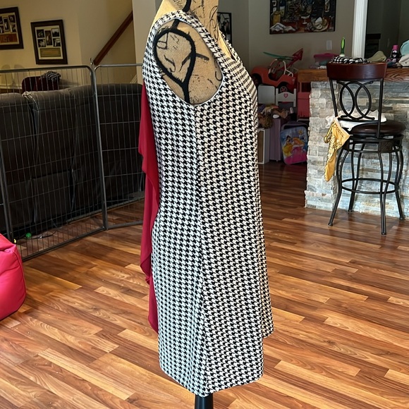 Size medium boutique dress houndstooth print with big red ribbon on back - Picture 3 of 4